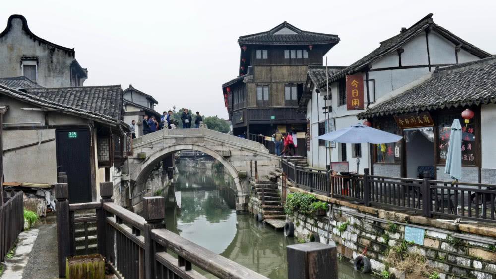 逃离老旧温泉社
